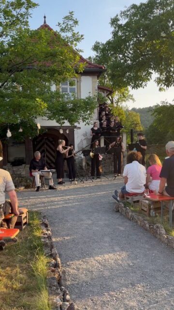 So war unser Konzert mit Mendelssohn-Bartholdys Sommernachtstraum im Barockgarten Eibelstadt ☀️
Die Hitze hat auch uns zu schaffen gemacht, wir hatten aber trotzdem sehr viel Spaß!
#holzbläserquintett #hilarisquintett #würzburg #hilaris #quintett #kammermusik #konzert #barockgarten #barockgarteneibelstadt