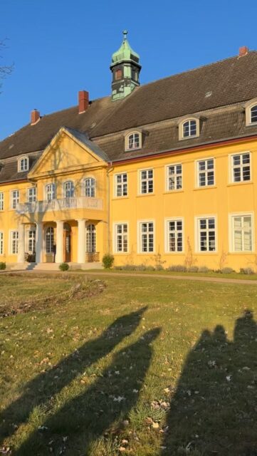 Ein kleiner Rückblick zu unserem Konzertwochenende in Lübzin ✨ Danke an Christiane und Eugen Müller für die unglaubliche Gastfreundschaft und die Unterstützung durch die E+C Müller Stiftung. Wir haben uns auf eurem Hof so wohl gefühlt, dass fast schon Urlaubsstimmung aufkam! ☀️
Das Konzert war genauso fantastisch, wir hatten alle so viel Spaß! Danke auch an die JNP @jnphilharmonie , die uns all das ermöglicht hat! 🫶🏻