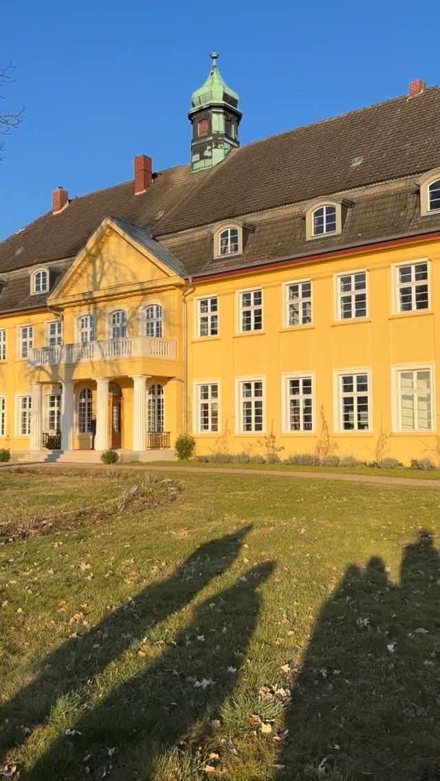Ein kleiner Rückblick zu unserem Konzertwochenende in Lübzin ✨ Danke an Christiane und Eugen Müller für die unglaubliche Gastfreundschaft und die Unterstützung durch die E+C Müller Stiftung. Wir haben uns auf eurem Hof so wohl gefühlt, dass fast schon Urlaubsstimmung aufkam! ☀️ 
Das Konzert war genauso fantastisch, wir hatten alle so viel Spaß! Danke auch an die JNP @jnphilharmonie , die uns all das ermöglicht hat! 🫶🏻