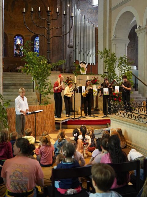 „Peter und der Wolf“ im Braunschweiger Dom 🐺✨ 
Im Rahmen des 50-jährigen Jubiläums der Domsingschule waren wir mit unserem Kinderkonzert zu Prokofievs „Peter und der Wolf“ zu Gast im Braunschweiger Dom. @braunschweigerdom 
Vielen Dank an Elke Lindemann für die Mitwirkung als Sprecherin und herzlichen Dank an alle, die da waren, für das  überwältigend positive Feedback!